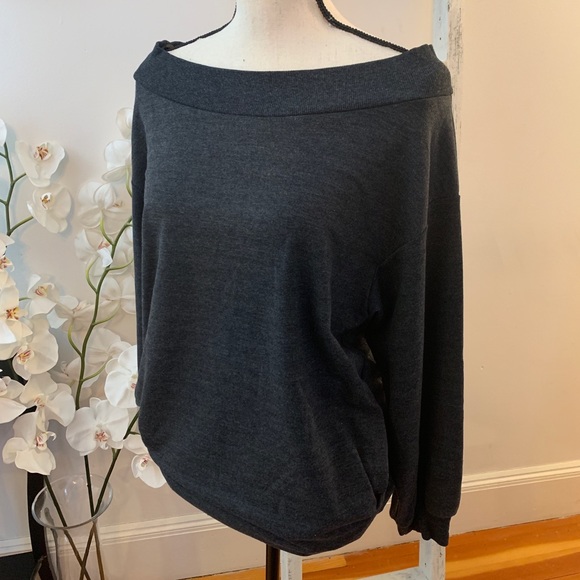 CLEARANCE‼️  Off One Shoulder Top - Picture 7 of 8